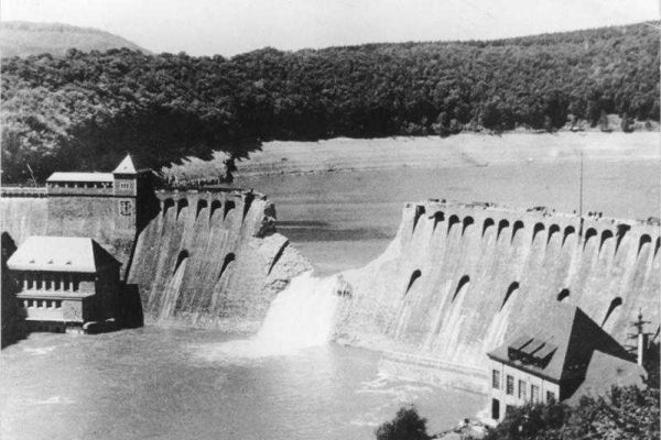 Edersee Staumauer mit Überlauf