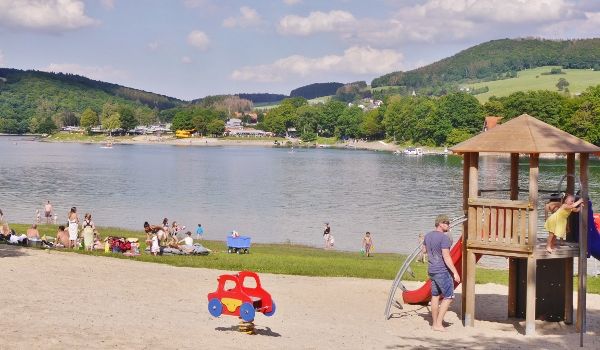 Strandbad Hohes Rad am Diemelsee mit Spielplatz