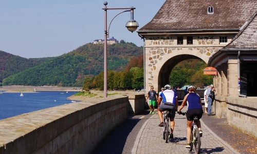 Radfahrer auf der Edersee-Staumauer