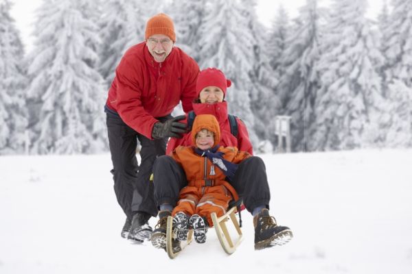 Familie auf Schlitten in Willingen