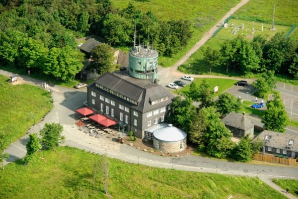 Astenhaus mit Turm Kahler Asten Winterberg