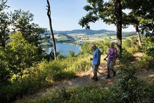 Uitzicht op het natuurpark Diemelsee vanaf de oever boven Heringhausen