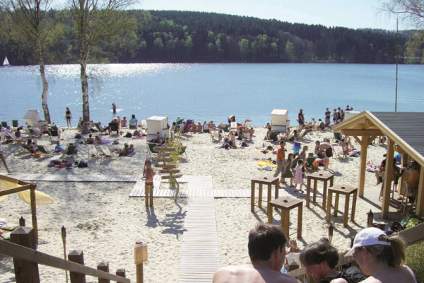 Caraïbisch strandzwembad Uferlos in Wamel aan het Möhnesee