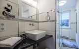 Fewo Abendrot - modernes Duschbad mit Fenster