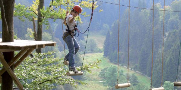 Klimmen in de hoge touwenparcours op de Mühlenkopf-skischans Willingen