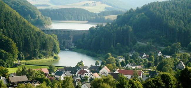 Helmeringhausen op de Diemelsee met dam en voorbekken
