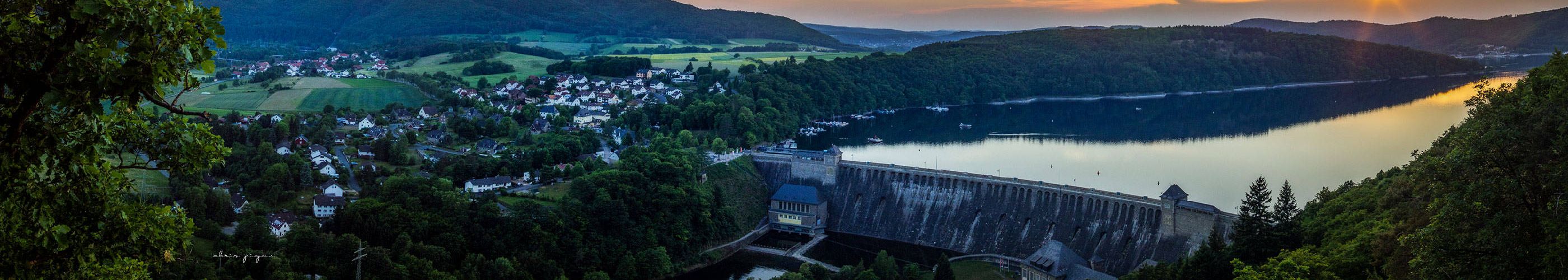 Edersee Staumauer im Abendlicht Ferienäuser und Nationalpark