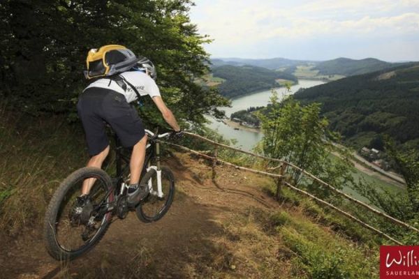 Mountainbikers in het natuurpark Diemelsee Willingen