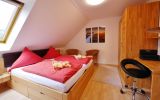 Fewo A am Kurpark - Schlafzimmer1 mit Doppelbett (180x200) TV und Sitzgruppe