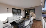 überdachter Lounge-Balkon
