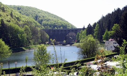 Voorbekken in Helmeringhausen met uitzicht op de Diemelsee-stuwdam