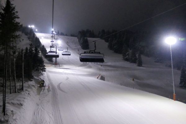 Verlichte ski op de K1 in Willingen