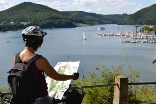 Radfahrer mit Tourenkarte am Edersee