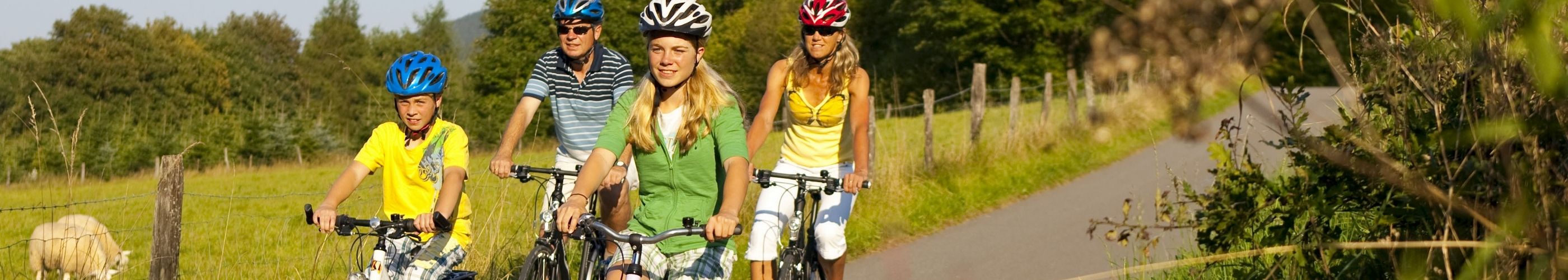 Familie op het fietspad Diemel in Usseln