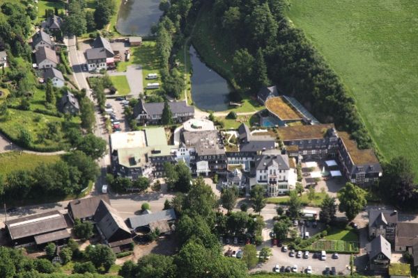 Schmallenberg OT Winkhausen mit Golfplatz und Hotel Deimann