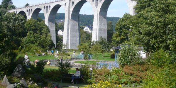 AbenteuerGolf unter dem Eisenbahnviadukt Willingen