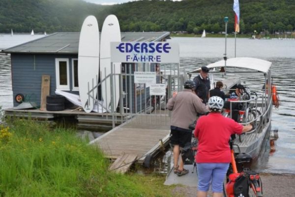 Edersee mensen en fietsveer Rehbach / Scheid