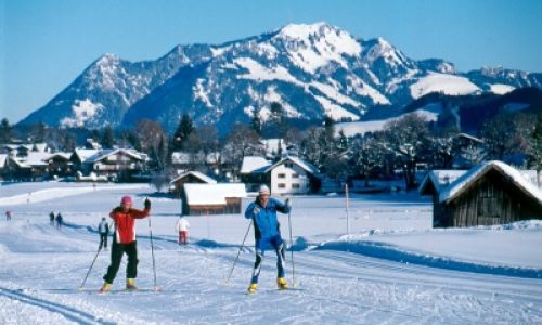 Ski-Langlauf in Oberstdorf Ski-Langläufer im Oberstdorfer Tal vor Bergkulisse