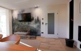 WanderLodge - Wohnküche mit Kamin und 55' Smart-TV