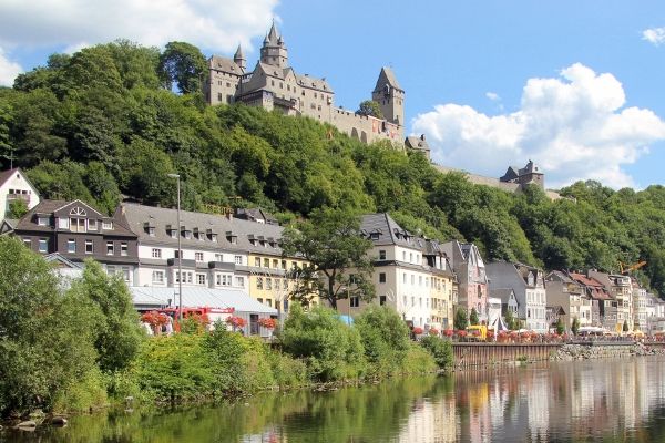 Blick vom Lennetal zur Burg Altena