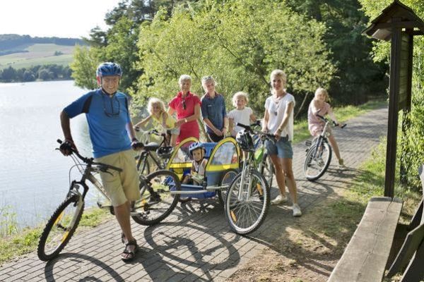 Familie auf dem Diemelradweg am Diemelsee