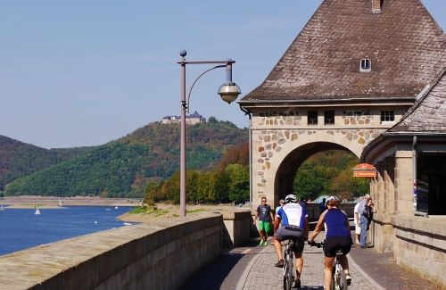 Radfahrer auf der Edersee-Staumauer