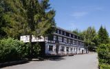 Das Klassentreffen - großer Parkplatz vor dem Haus