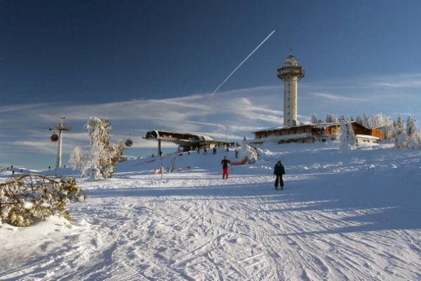 Willingen Ettelsberg Gipfel mit Hochheideturm im Winter