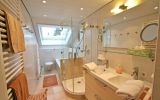 Komfort-Bad mit Doppelwaschtisch, 2 Handtuchwärmer, Dusche und Wanne (zus. Gäste WC)