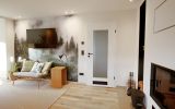 UplandLodge - Wohnküche mit Kamin und 55' Smart-TV