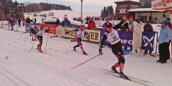 Biatlon competitieve atleet op de schietbaan in Willingen-Usseln