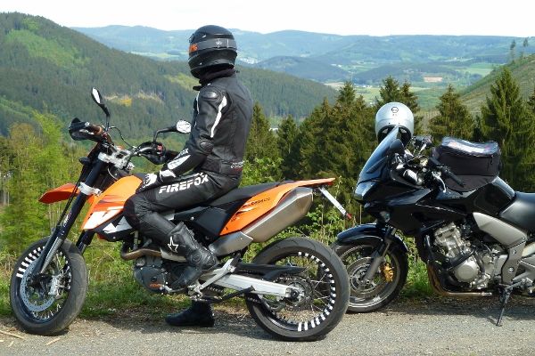 Motorradfahrer vor Sauerlandkulisse