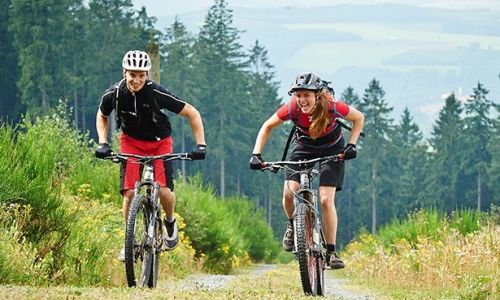 twee mountainbikers rijden op onverharde weg
