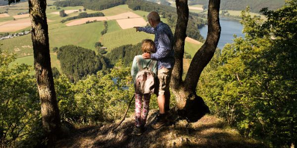 Großvater zeigt Kind den Naturpark Diemelsee