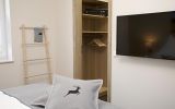 Schlafzimmer 1 mit TV und Ankleideraum