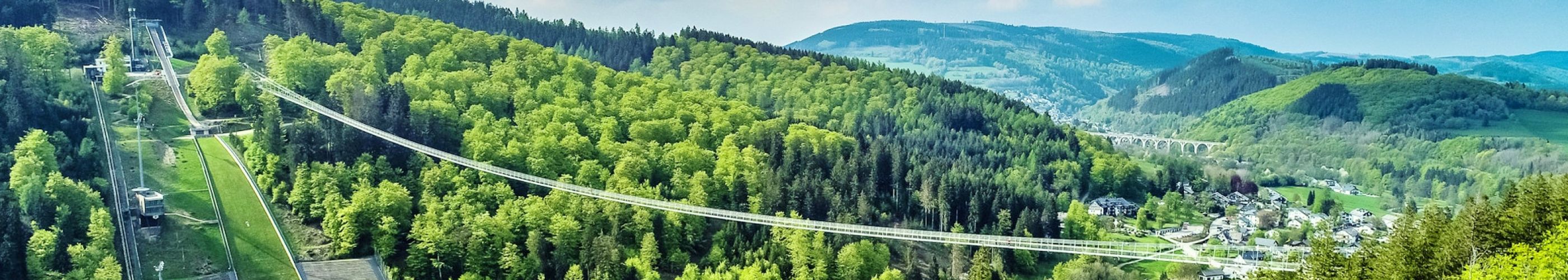 Skywalk Willingen mit Mühlenkopf-Skischanze und Strycktal/Viadukt