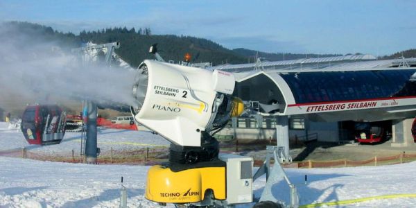 Schneekanone in Betrib im Skigebiet Willingen