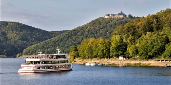 Ederseeschiff mit Schloss Waldeck