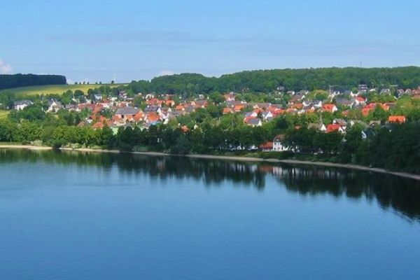 Günne aan de Möhnesee-voorbekken met promenade