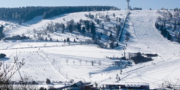 Ettelsberg-Seilbahn mit Skipiste und Skifahrern im Winter