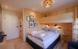 Junior-Schlafzimmer mit Smart-TV und Soundsystem
