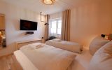 Schlafzimmer 1 mit Smart-TV und Soundsystem
