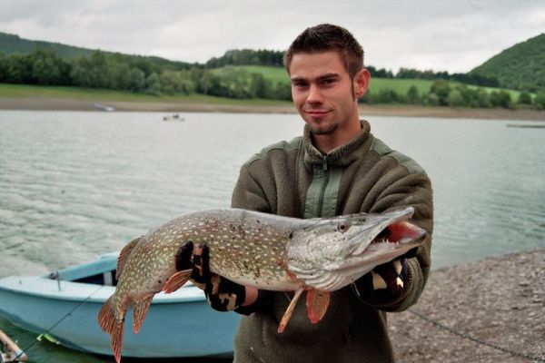 Angler mit Hecht am Diemelsee