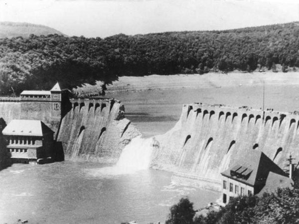 de vernietigde Edersee dam