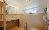separates WC mit Doppelwaschtisch