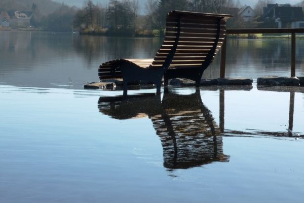 Sorpesee-Airlebnisweg - Bank im seichten Wasser