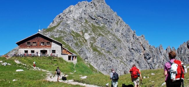 Wanderer auf dem Weg zur Berghütte