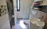 Ferienhaus 'Free Willi' - modernes Duschbad mit Fenster