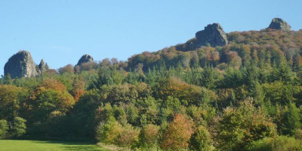Natuur geotop Bruchhausenstenen in Olsberg in Sauerland