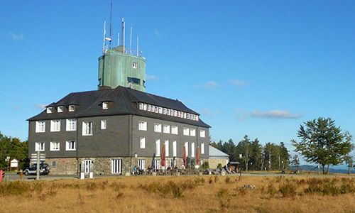 Astenhaus op het kale takken in Winterberg